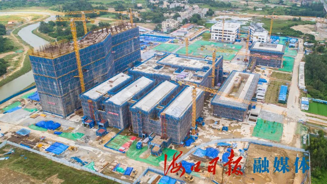 美蘭區(qū)積極用好海南自貿(mào)港政策優(yōu)勢(shì)，扎實(shí)推進(jìn)項(xiàng)目建設(shè)。圖為10月21日，記者航拍鏡頭下的海南省中醫(yī)院新院區(qū)項(xiàng)目。?？谌?qǐng)?bào)記者 陳長(zhǎng)宇 攝